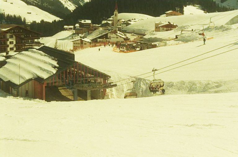 Wälder Tourismus mit toller Halbzeitbilanz : Schneemäßig ist Ende Februar in den Skigebieten noch alles möglich – 1999 hat in der zweiten Februarhälfte eine verheerende Schneeflut (Stichwort: Galtür) auch die Warther Steffisalbahn im Schnee versinken lassen (unser Archivbild). Von einer Lawine weggerissene Stützen führten zu einer längeren Betriebsunterbrechung.