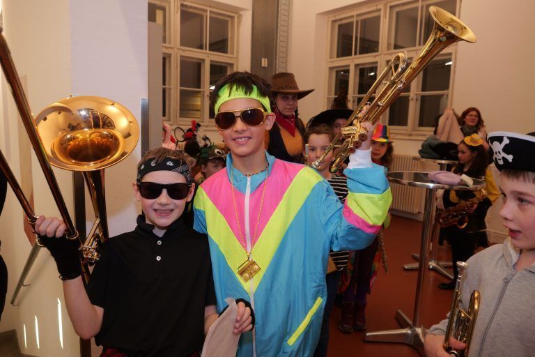 Musikschule rockt im Faschingsfieber: Simon und Samuel ließen es auf dem Faschingskonzert krachen.