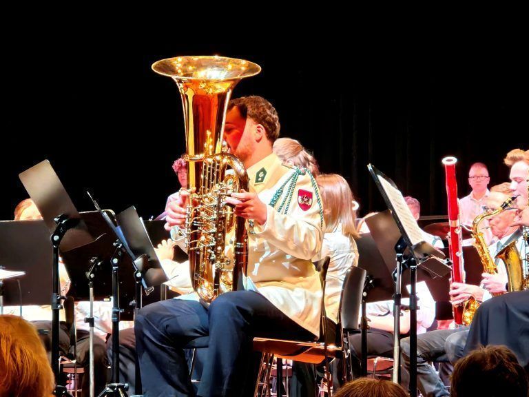 „Militärmusikfreunde Vorarlberg“ feiern Jubiläum in Wolfurt: Gefreiter Leo Summer beeindruckte das Publikum mit seiner Interpretation des Solowerkes „Kronos“ für Tuba und Blasorchester.