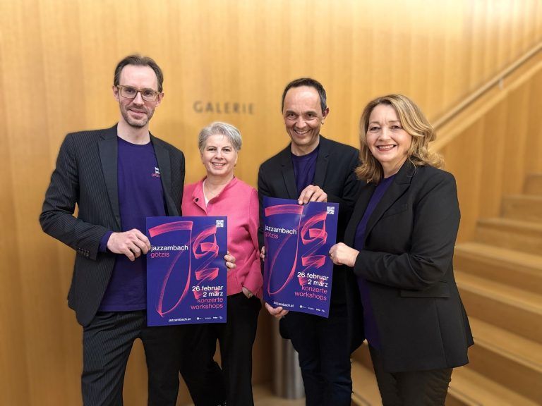Der künstlerische Leiter und Initiator David Helbock, Vorstandsmitglied Brigitte Plemel, Hausherr Hannes Jochum und Edith Lampert-Deuring vom Verein jazzambach bei der Eröffnungsveranstaltung.