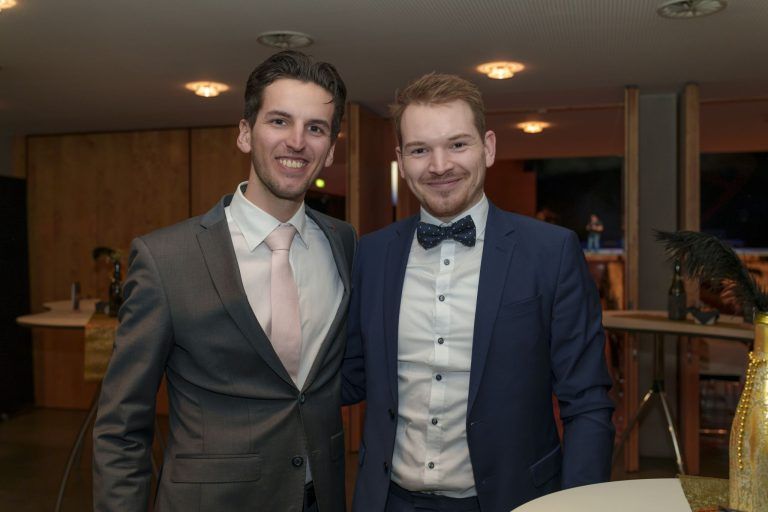 Akrobatik vom Feinsten im Cubus: David Berchtel und Felix Bischof legten sich zu späterer Stunde in der Bar ins Zeug. (FOTO: NAM/Stefan Mayr/TSW)