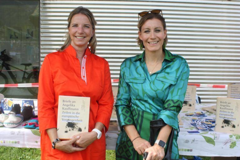 Kreativität im Vorderland stärken: Kulturschaffende mit Gerda Schnetzer-Sutterlüty (rechts vorne) wollen etwas bewegen. Gerda Schnetzer Sutterlüty macht sich für die Kultur stark. Gerda Schnetzer-Sutterlüty mit Heike Eder tun viel für die Kultur im Vorderland. (Bildergalerie)