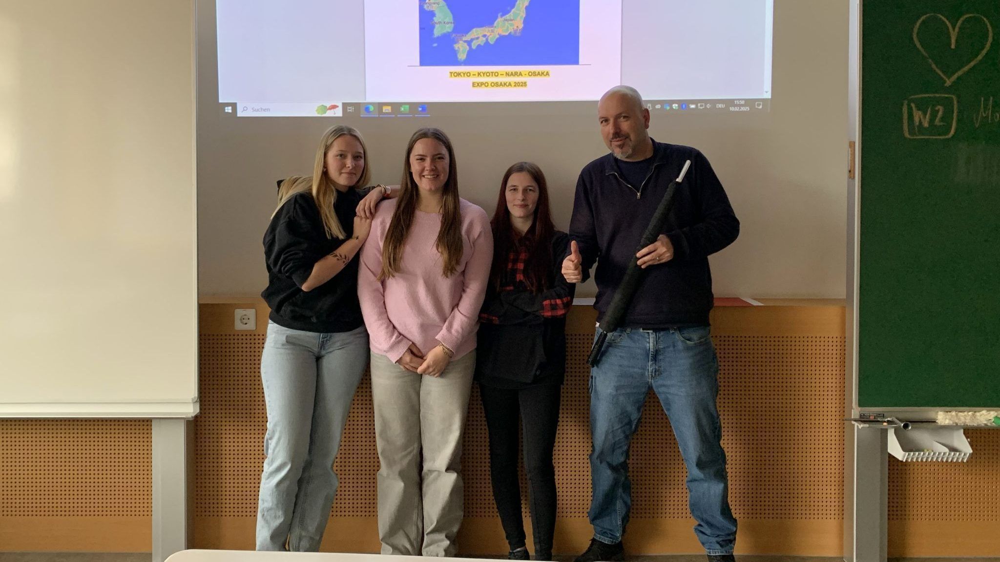 Christoph Rinderer mit den drei Schülerinnen Kaitleen Zaufl, Heidi Hammerer und Leonie Hämmerle, die an der Japan-Reise teilnehmen werden.