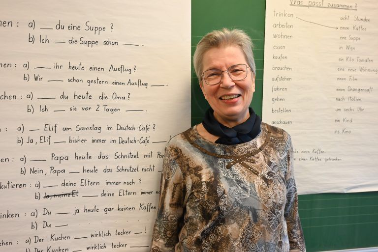 Sprache öffnet die Türen: Die pensionierte Deutschlehrerin Elfriede Hofer bringt den Frauen Deutsch bei.
