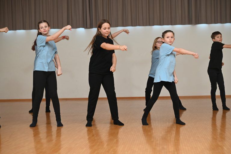 Schüler tanzen zu Mobbing-Song : Die erste Klasse der Musikmittelschule Lingenau durfte für das Tanzvideo mittanzen.