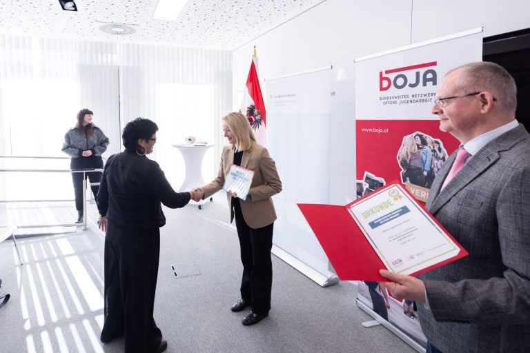 OJA Altach erneut mit Gold zertifiziert: Foto Tarek Wilde: Nicole Beck nahm die Urkunde entgegen. Foto Stefan Zamisch: Alle Geehrten mit Nicole Beck von der OJA Altach. Foto Stefan Zamisch: Nicole Beck durfte die Auszeichnung aus prominenten Gastgebern in Empfang nehmen. (Bildergalerie)