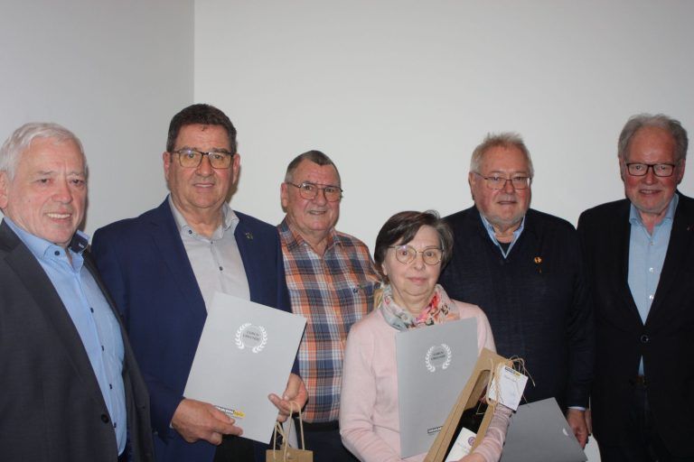 Hohe Auszeichnung für vier Funktionäre: Walter Ellensohn, Helmut Jenny, Wilfried Schieder, Christl Pfanner, Joe Lampert und Werner Huber bei der Ehrung. (Bildergalerie)