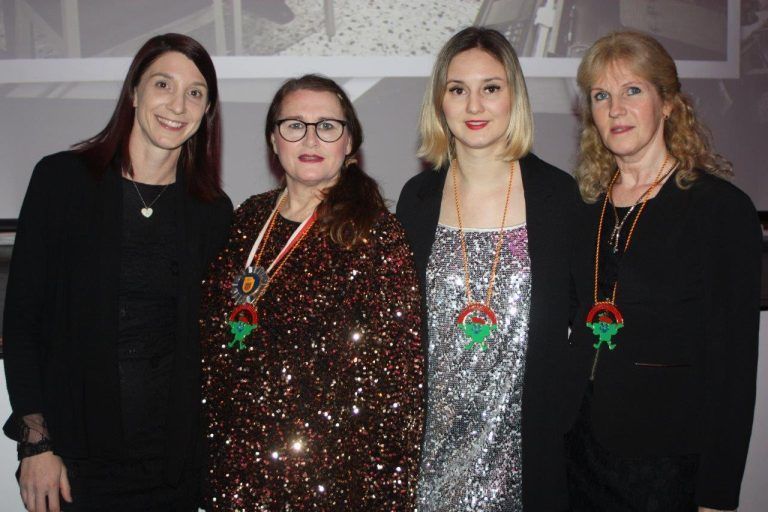 Glamouröses Comeback: 1. Rankweiler Spitzenpolitiker machten eine gute Figur; 2. Zuschauer kamen voll auf ihre Kosten; 3. Rankweiler Spitzenpolitiker applaudierten; 4. Akrobatik der jungen Turner; 5. Moderator Stefan Salzmann; 6. Abordnung vom Närrischen Kleeblatt mit Monika Dobler; 7. Bürgermeisterin Katharina Wöss-Krall mit Gatte Marco; 8. Vizebürgermeister Andreas Prenn mit Gattin Cornelia; 9. KI mit Turnvorführung; 10. Junge Talente der Turnerschaft; 11. Viele charmante Frauen mit den Gatten waren dabei; 12. Chefin Elke Sonderegger (r.) mit einem Ballgast; 13. Tanzstunde für viele; 14. Obmann Sonderegger (l.) mit einem Besucher; 15. Showeinlage mit Rankweils Spitzenpolitiker; 16. Politiker am Barren; 17. Politiker mit Übung am Barren; 18. Politiker am Barren mit Härtetest; 19. Rankweiler Politiker jubelten nach den Einheiten; 20. Freude der Rankweiler Politiker war groß; (Bildergalerie)