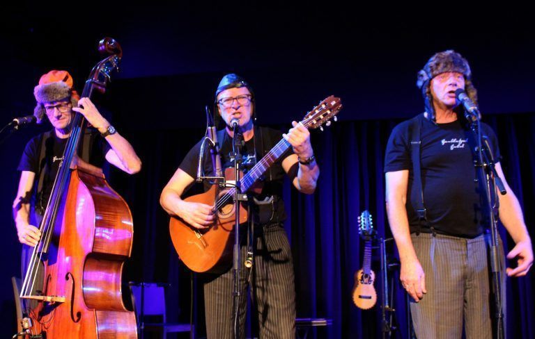Standing Ovations für Enkel & Wieborsito: Reichlich schwarzer Humor bei Winterzeit in Wien.