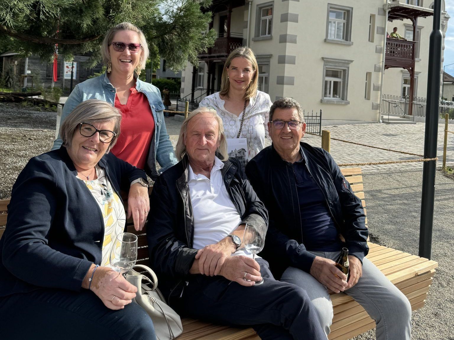 Initiatorin Gerda Schnetzer-Sutterlüty (hinten rechts) setzt sich für die Kulturlandschaft im Vorderland ein. 