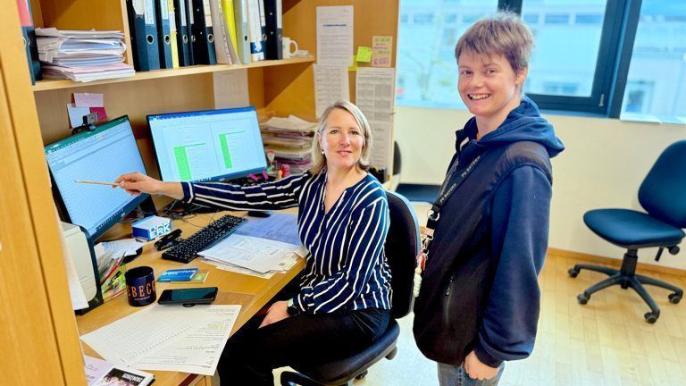 Mit Begeisterung zurück in der alten Schule: Anne Österle arbeitet eng mit Corinna Zobl zusammen. (Foto: Hartmut Hofer, "dafür")