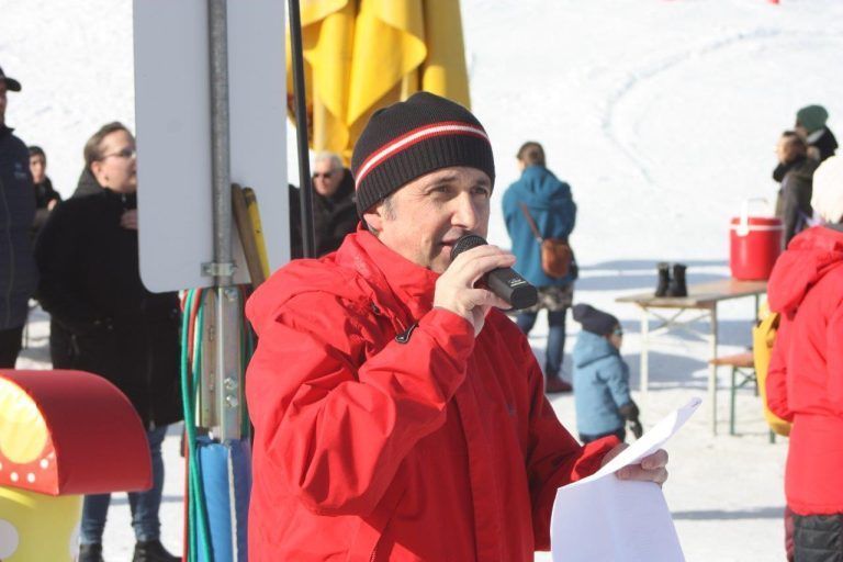 Die ersten Schwünge am Zwergberg: 1. Alle Kids erhielten eine Urkunde und eine Medaille. 2. Viele Eltern wollten sich das Skispektakel nicht entgehen lassen. 3. Bürgermeister Jürgen Bachmann war als Moderator der ideale Stimmungsmacher. 4. Die Kids erhielten von den Eltern viel Applaus. 5. Jürgen Bachmann führte gekonnt durch das Rennen. 6. KG Dafins feierte ihre jungen Helden. 7. KG Batschuns. 8. KG Muntlix jubelte. 9. KG Muntlix ein paar erfolgreiche Kids. (Bildergalerie)