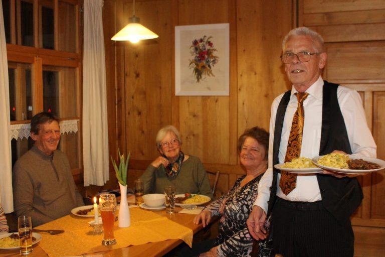 Standing Ovations für Enkel & Wieborsito: Fast zehn Jahre hat Fritz Vetterli als Wirt den Erfolg der ThalsaalKultur mitgetragen und hilft jetzt in der Pension immer wieder gerne aus, wenn Diner & Concert angesagt ist.