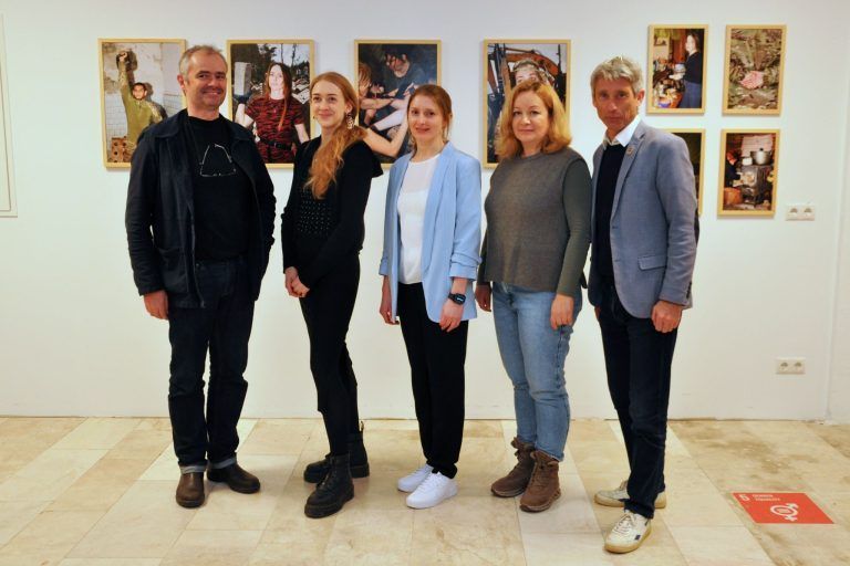 So bekam Nummer 319 eine Stimme: Martin Bereuter (Architekt), Savina Homann (Caritas), Yuliia Zaiats (Obfrau UVV), Zugairat (UVV) und Claudio Tedeschi (Caritas) freuten sich über den großen Anklang der Ausstellung.