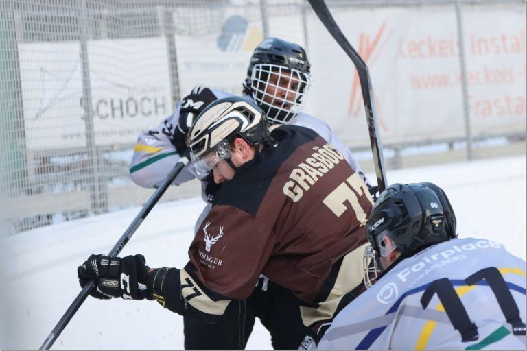 Ein Sieg fehlt noch für das Finale: Sven Grasböck gelang der 1:1-Ausgleich. Harte Zweikämpfe auf der Gastra. Kampf war Trumpf in Rankweil. Um jeden Zentimeter gab es ein Kampf um den Puck. Torjubel der HC Walter Buaba wird schon zur Gewohnheit. Schnelles, kampfbetontes Spiel. (Bildergalerie)