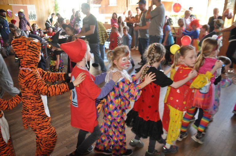 Kinderfasching in Ludesch: Die Polonaise