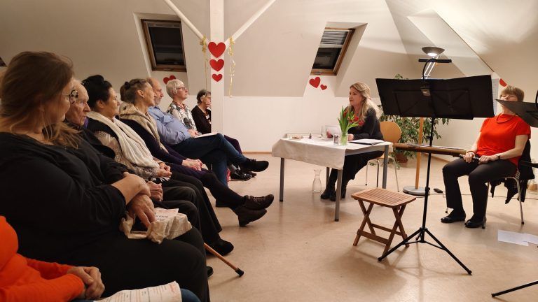 Mit der Liebe um die weite Welt: „Nur die Zeit versteht, wie wichtig die Liebe im Leben ist“ – eine zentrale Erkenntnis des Abends.