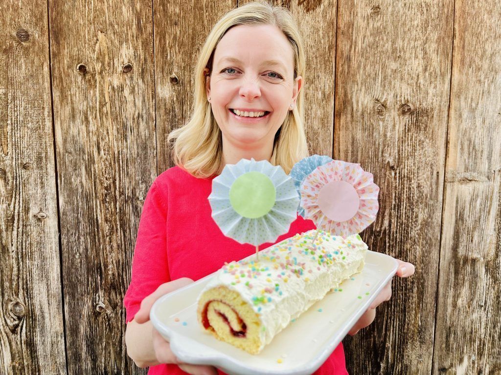 Eine luftig-leichte Biskuitroulade für die Faschingszeit