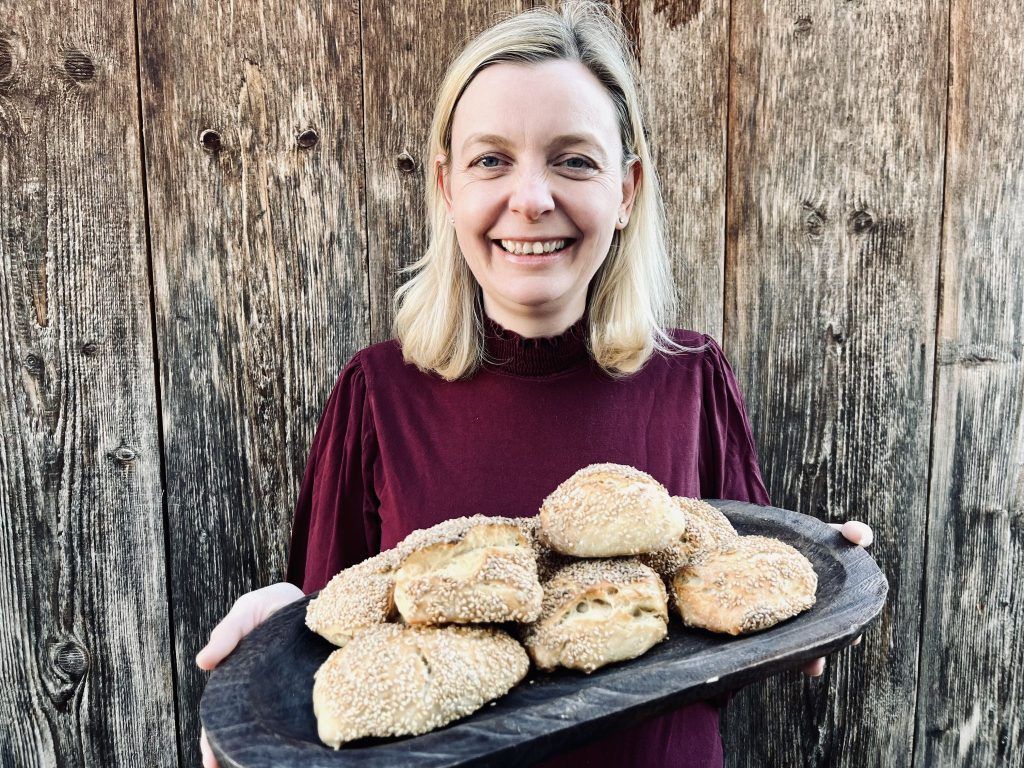 Leckere Sesambrötchen zum Frühstück