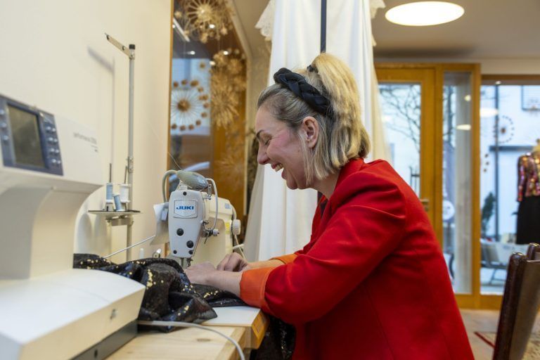 Vorarlberger Designerin hüllt Opernballorganisatorin in Traumrobe