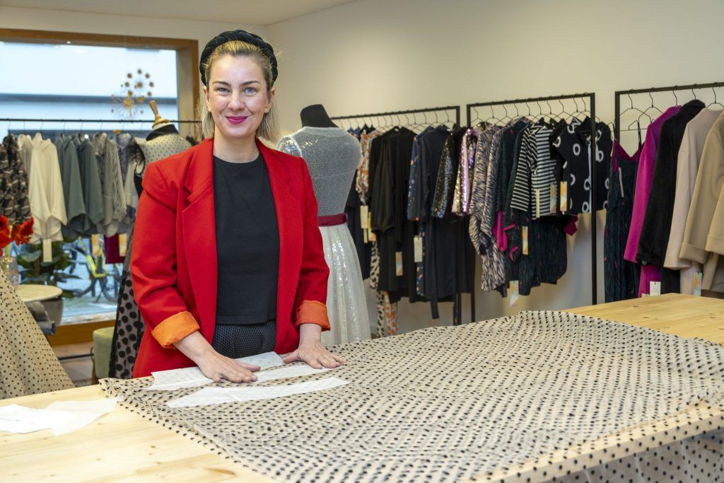 Vorarlberger Designerin hüllt Opernballorganisatorin in Traumrobe