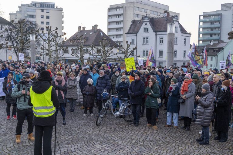 Demonstration vor dem Landhaus: "Wir lassen uns nicht spalten“