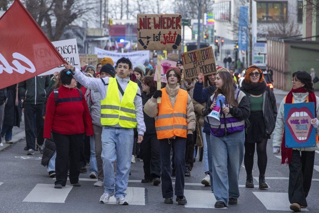 Demonstration vor dem Landhaus: &#8220;Wir lassen uns nicht spalten“