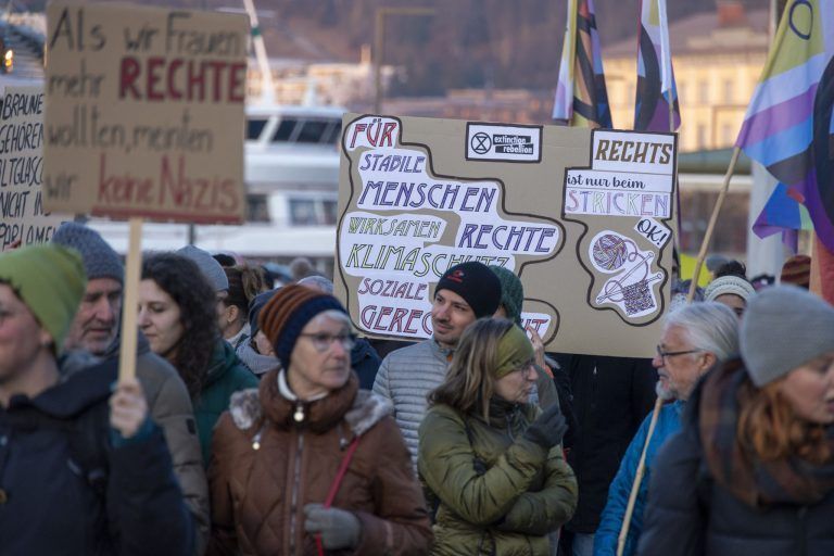 Demonstration vor dem Landhaus: "Wir lassen uns nicht spalten“