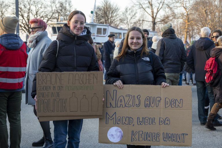 Demonstration vor dem Landhaus: "Wir lassen uns nicht spalten“