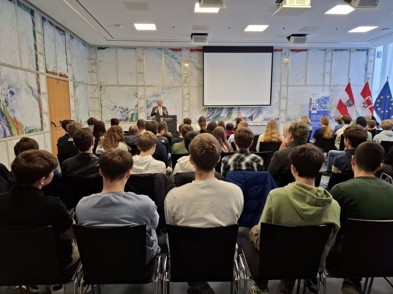 HTL Dornbirn glänzt beim Europaquiz: Die Teilnehmer erhielten einen spannenden Einblick in den politischen Alltag.