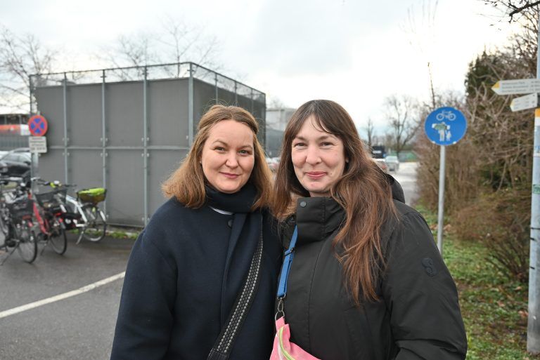 Direkte Busverbindung nach Dornbirn fehlt: Petra Holzer und Regine Riedler würden gerne den Bus zum Messepark nutzen.