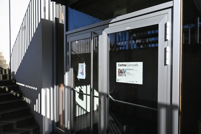 Im Lerncafé steht Bildung allen Kindern offen: Hinter dem Haus führt eine Treppe direkt ins Lerncafé.