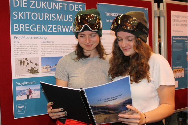 S’Café z’Büzo war Publikumsliebling: Hochaktuell die Arbeit über die Zukunft des Skitourismus im Bregenzerwald, über die sich Lea Hager (li.) und Theresa Wolf Gedanken machten.