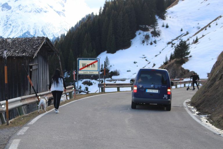 Sommerzeit darf sich noch Zeit lassen: Immer wieder wollen es Autofahrer nicht glauben, dass die Verbindung Warth-Lech noch gesperrt ist . . .