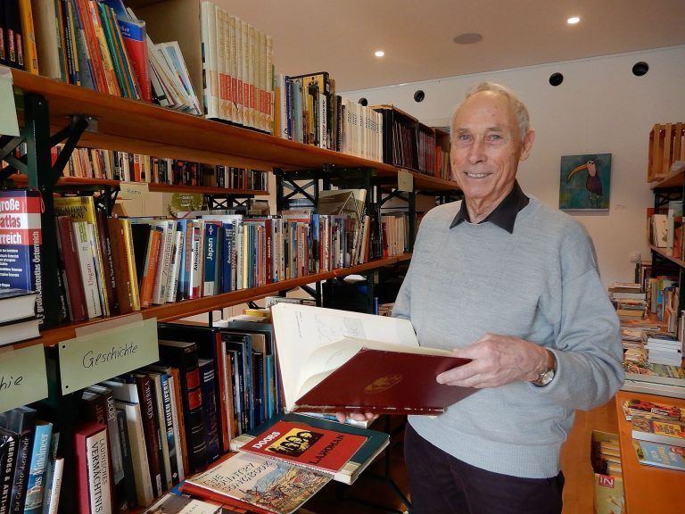 Brautbriefe und Widerstand: Gemeindezentrumsleiter Uwe Bergmeister freut sich, das Teatro Caprile in seinem Haus begrüßen zu dürfen. (Foto: cth)