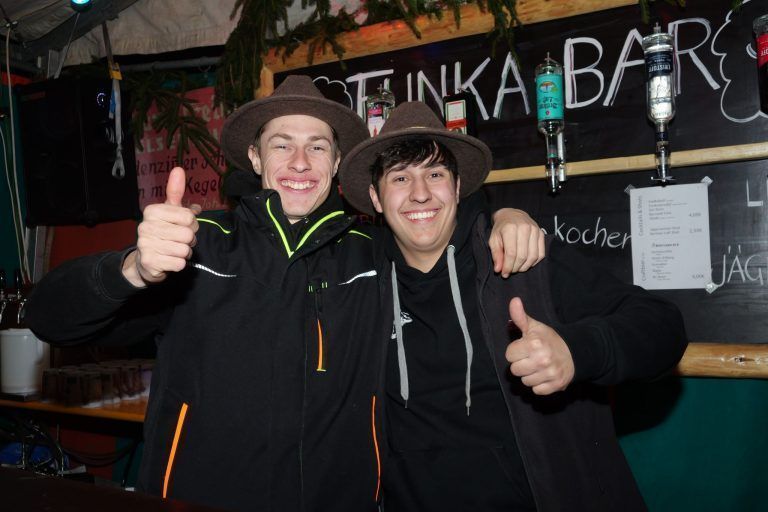 Fellengattner Funken am Frauentag: Luca und Leon sorgten für eine flotte Bedienung an der Bar.