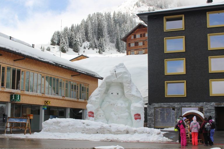 Nächtigungs-Einbruch für Wälder Tourismus: Die coole Bärenfamilie auf dem Warther Dorfplatz trotzt dem Frühling noch erfolgreich. Kürzlich wurde das eisige Kunstwerk sogar noch einmal weiß „nachgezuckert“. Fraglich allerdings, ob die Bärenfamilie die mehr als drei Wochen bis zum Saisonende auch noch durchhält . . .