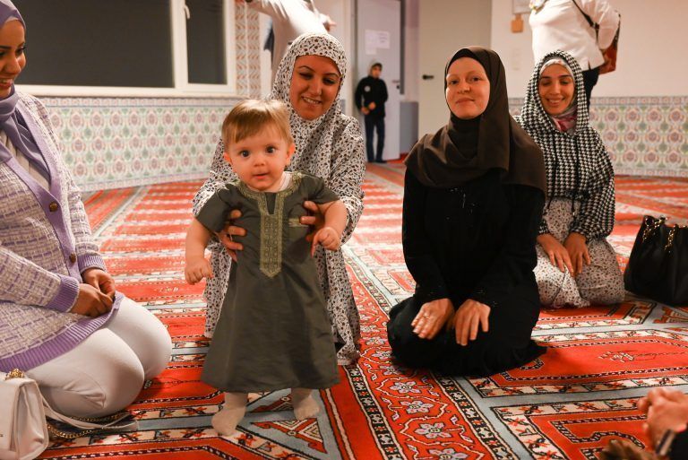 Gemeinsames Fastenbrechen in der Atib-Moschee: Auch die Kleinsten werden für das gemeinsame Abendessen schick gemacht.