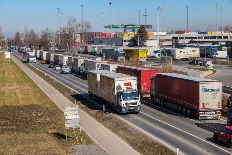 Zoll kämpft mit digitaler Zettelwirtschaft: Unterwegs mit Fahrer Andreas Tagajewa