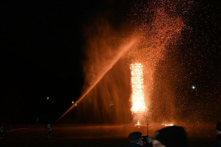 Dalaaser Funken brannte lichterloh: Der starke Funkenflug wurde durch die Feuerwehr abgewendet.