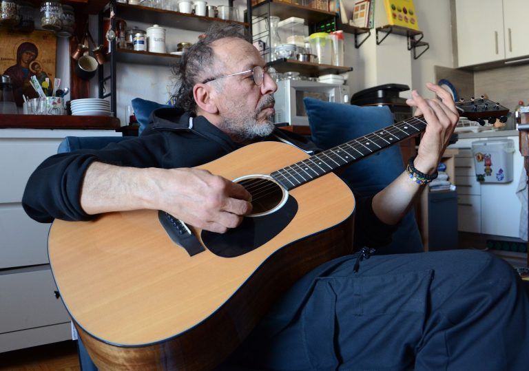 Zwischen Höhen und Tiefen: Die Gitarre zählt zu den Musikinstrumenten, die Lazaros Stertsos beherrscht. HRJ