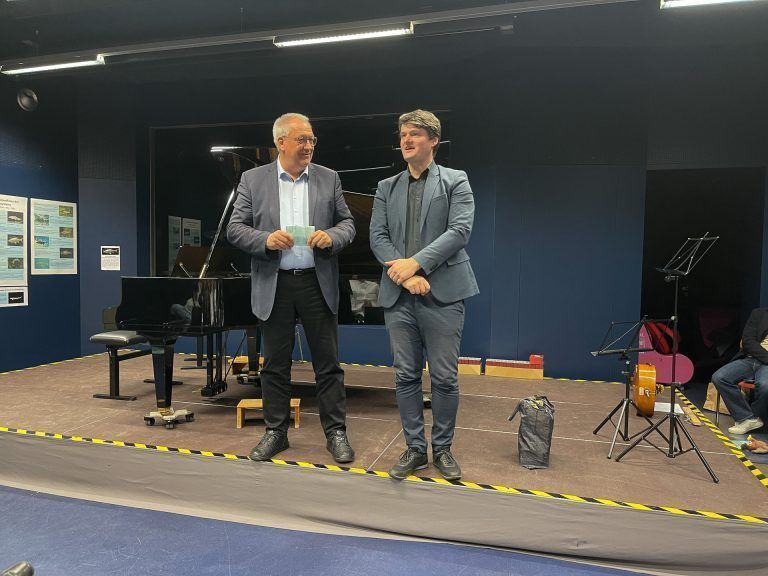 Klavierkonzert im Alpenzoo: Die beiden Musikschuldirektoren Wolfram Rosenberger aus Innsbruck und Dietmar Nigg aus Lustenau lobten den musikalischen Austausch. (BVS)