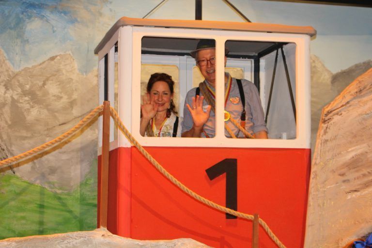 Fasnatspaß im Thaler Jubiläums-Zirkus: Nach ihrer heroischen Erstbesteigung durften Petra und Markus den Abstieg mit der Kabinenseilbahn antreten.
