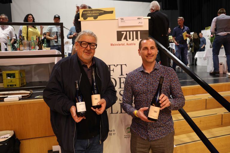Prämierte Weine zweier Regionen: Thomas Würbel ("Reiseachtel") und Winzer Philipp Zull.