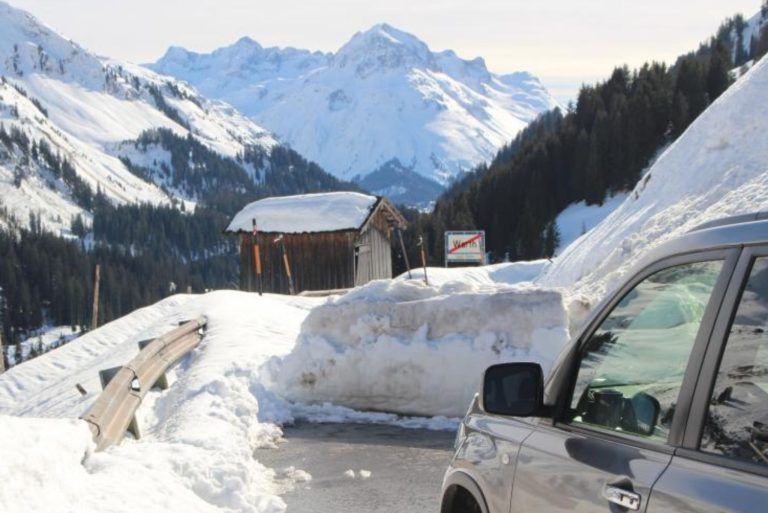 Sommerzeit darf sich noch Zeit lassen: Was für ein Unterschied! Im Winter 2018/19 sah es zum Frühlingsbeginn an der Straße von Warth nach Lech so aus . . .
