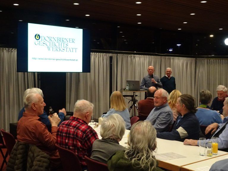 Ein Dornbirner Gasthaus mit Geschichte: Harald Rhomberg und Klaus Fessler von der Geschichtswerkstatt begrüßten den Referenten.