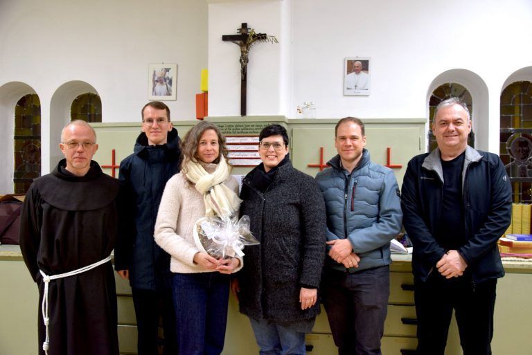 Fastenpredigtserie in der Heilig-Kreuzkirche: Pater Guido, Kaplan Jakob Geier, Petra Steinmair-Pösel, Sabrina Wachter, Thomas Folie und Mladen Milic, von links.