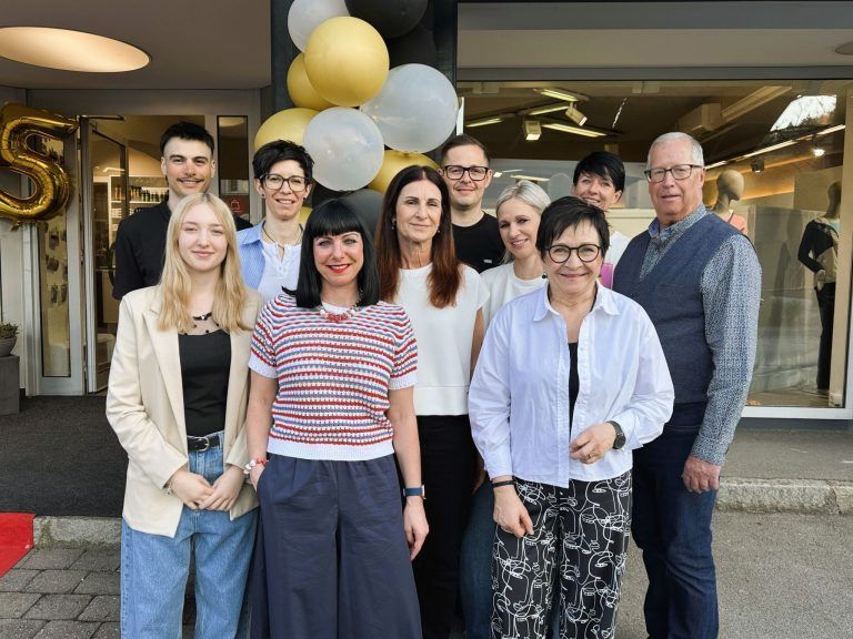 Alton feiert 75 Jahre Jubiläum: Die Familie Alton mit den Mitarbeitern.