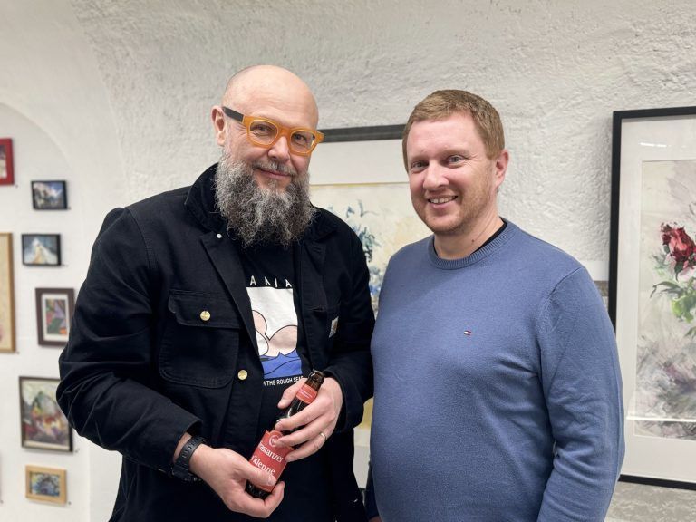 Beeindruckende Ausstellung: Im Gespräch: Mediziner Thomas Bitriol und Stefan Hänsler.