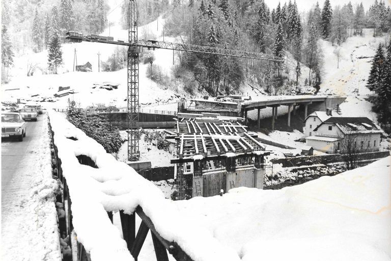 Als die Tuppenbrücke zu Bauschutt wurde: Während die Behelfsbücke von Pionieren in Windeseile erstellt wurde, dauerte es mit dem Neubau der Tuppenbrücke - unser Bild von der Baustelle im Winter 1975/76, links die Bailey-Brücke - wesentlich länger. 1976 wurde der Verkehr auf der neuen Brücke freigegeben.